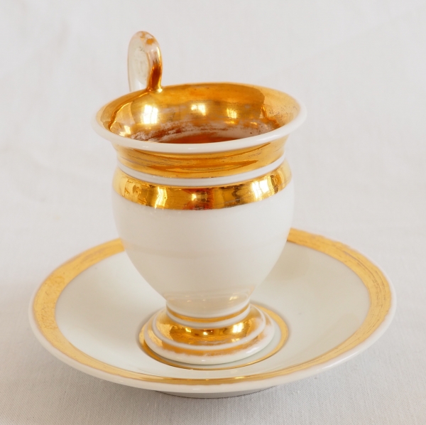 Service à café - 6 tasses ovoïdes Empire en porcelaine de Paris dorée, masques à l'antique