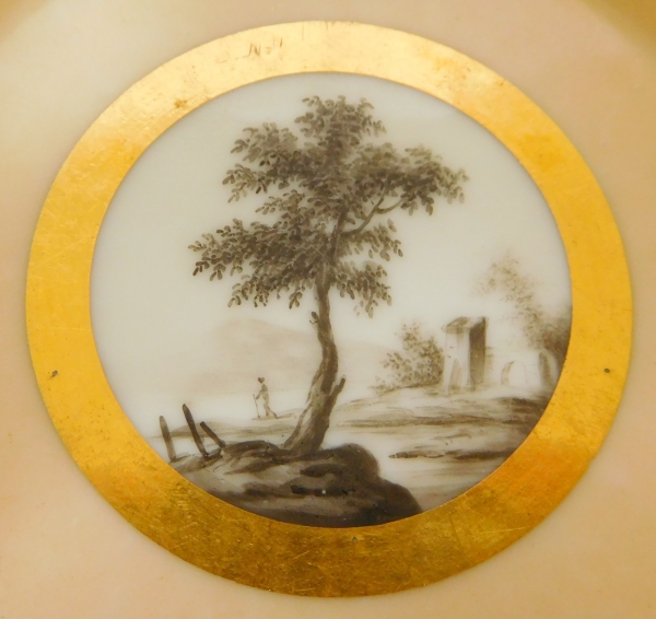 Manufacture Halley : 6 tasses en porcelaine de Paris dorée, paysages en grisaille, époque Empire