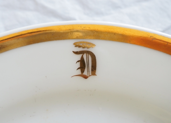 Série de 8 assiettes à dessert en porcelaine de Paris - monogramme D couronné et filets or