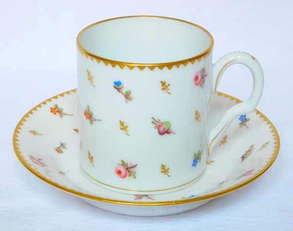 Service de 8 tasses à café litron en porcelaine de Nyon semis de fleurs et or - époque XVIIIe, marquées