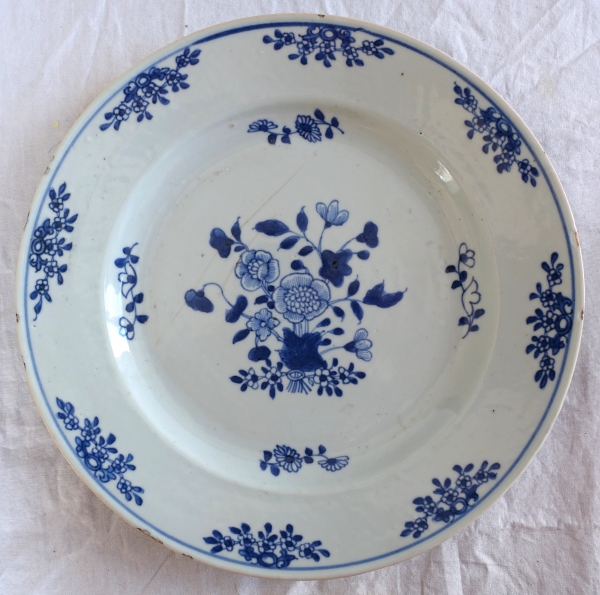 Compagnie des Indes : suite de 9 assiettes en porcelaine de Chine à décor bleu - époque XVIIIe siècle