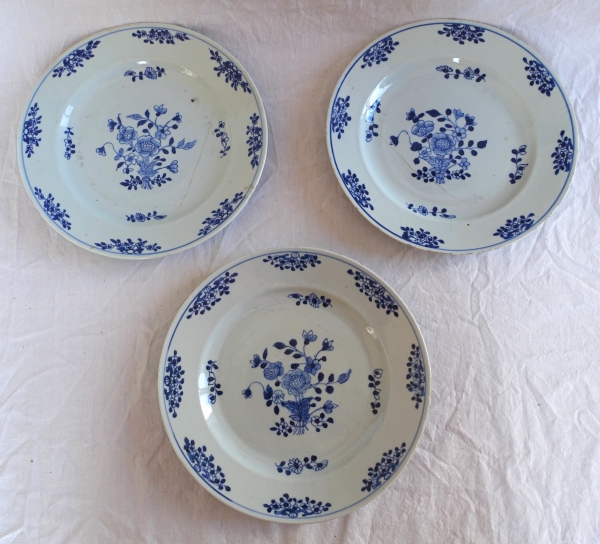 Compagnie des Indes : suite de 9 assiettes en porcelaine de Chine à décor bleu - époque XVIIIe siècle