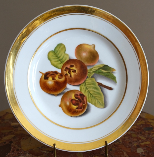 Darte Palais Royal N°21 - assiette aux nèfles, époque Empire Restauration - signée
