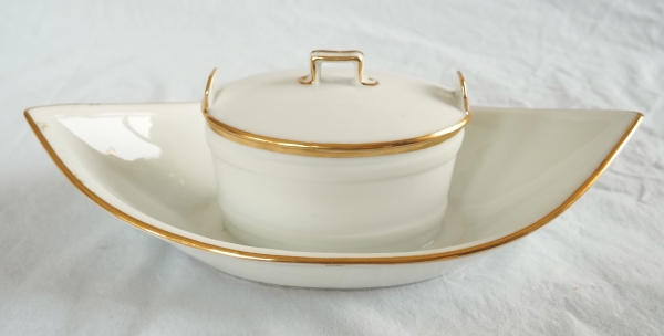 Nast : beurrier d’époque Empire en porcelaine de Paris blanche et or