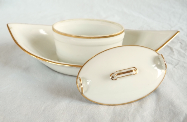 Nast : beurrier d’époque Empire en porcelaine de Paris blanche et or