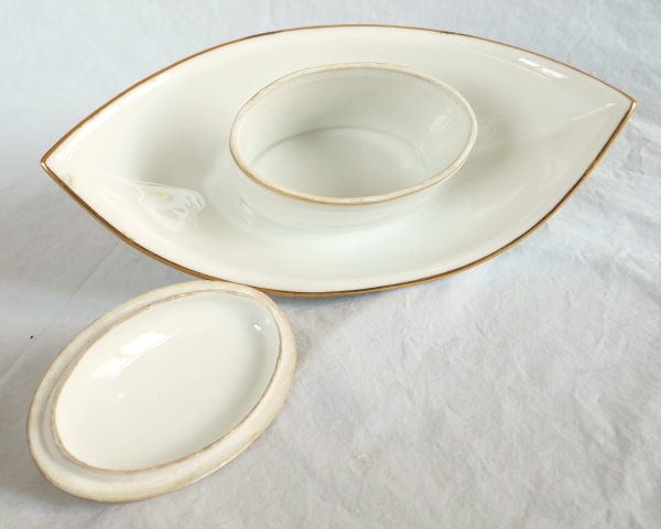 Nast : beurrier d’époque Empire en porcelaine de Paris blanche et or