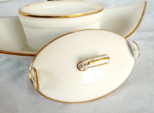 Nast : beurrier d’époque Empire en porcelaine de Paris blanche et or