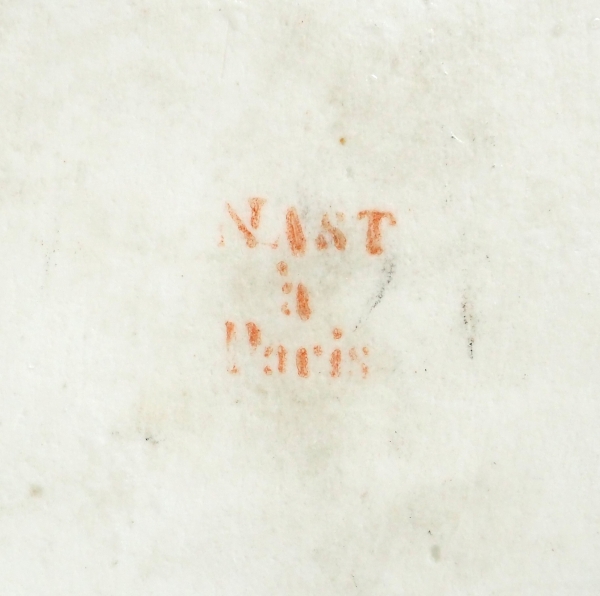 Nast : beurrier d’époque Empire en porcelaine de Paris blanche et or
