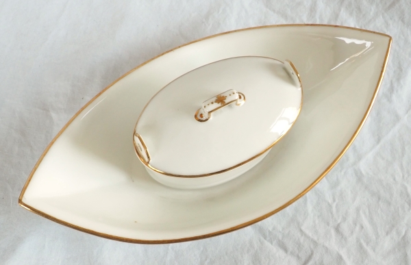 Nast : beurrier d’époque Empire en porcelaine de Paris blanche et or