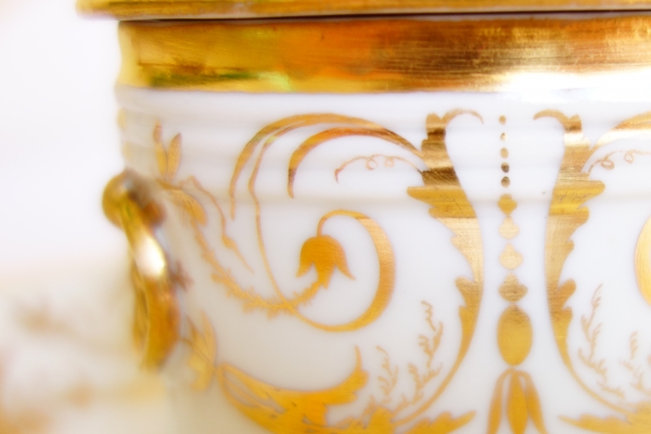 Manufacture de Locré - beurrier d'époque Consulat ou Empire en porcelaine dorée