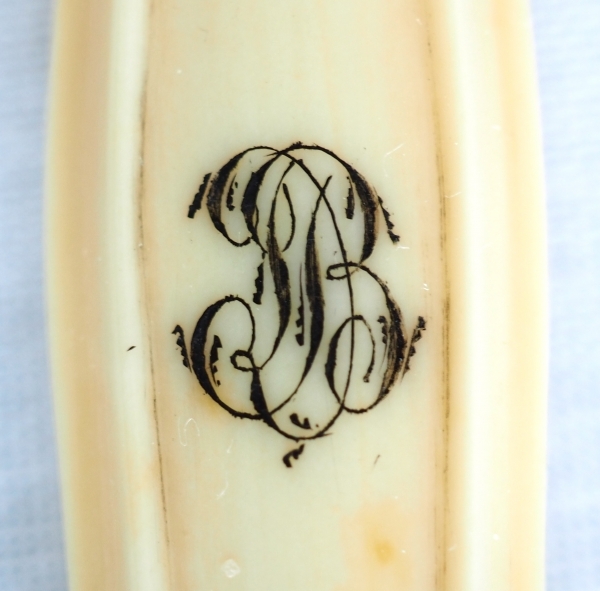 Paris porcelain butter dish enhanced with fine gold, early 19th century circa 1840