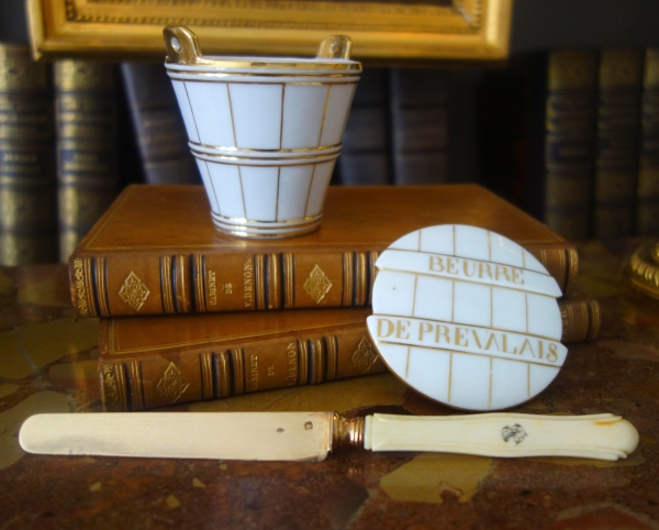 Paris porcelain butter dish enhanced with fine gold, early 19th century circa 1840