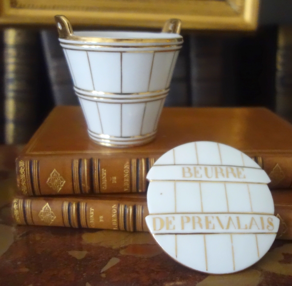 Paris porcelain butter dish enhanced with fine gold, early 19th century circa 1840