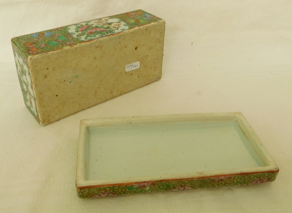 Boîte à pinceaux - baguettes en porcelaine de Canton à décor polychrome et or