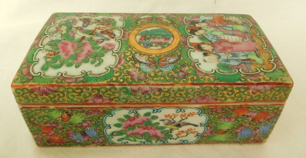 Boîte à pinceaux - baguettes en porcelaine de Canton à décor polychrome et or
