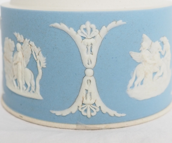 Wedgwood : light blue porcelain box, porcelain biscuit