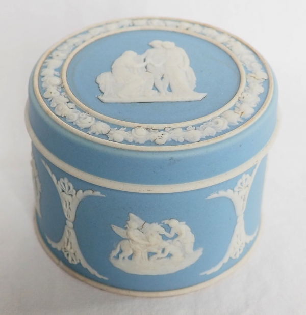 Wedgwood : boîte en biscuit polychrome bleu clair