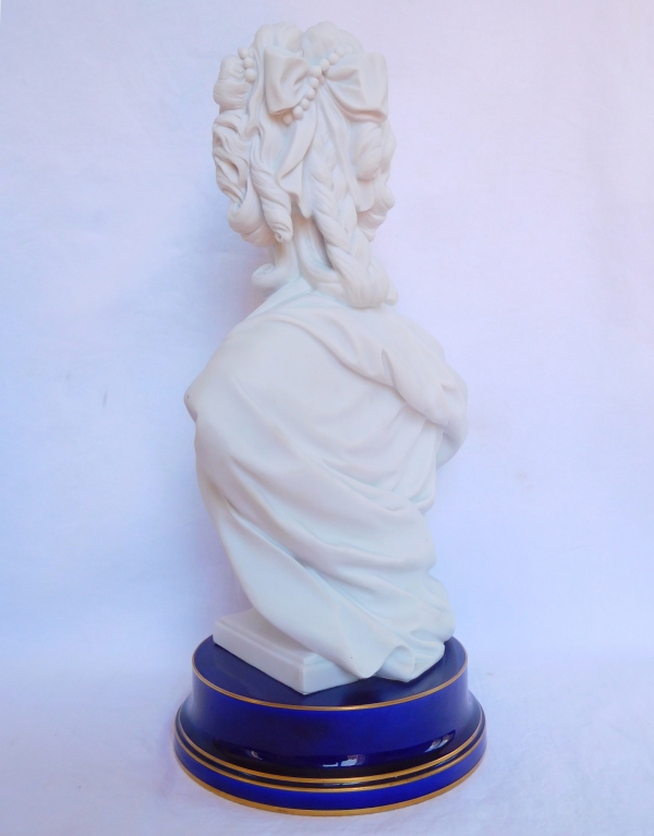 Buste de la Reine Marie Antoinette en biscuit de Sèvres et porcelaine, modèle de Wengmüller, signé