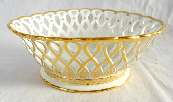 Nast : coupe / corbeille Empire ovale en porcelaine ajourée dorée à l'or fin, signée, début XIXe