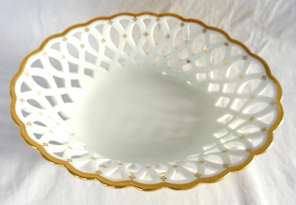 Nast : coupe / corbeille Empire ovale en porcelaine ajourée dorée à l'or fin, signée, début XIXe
