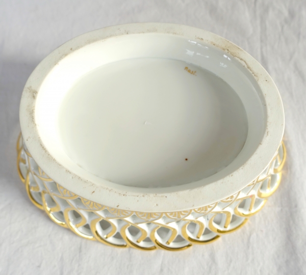 Nast : coupe / corbeille Empire ovale en porcelaine ajourée dorée à l'or fin, signée, début XIXe