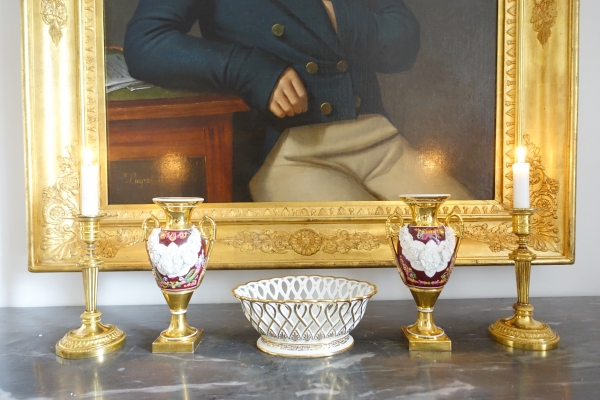 Nast : coupe / corbeille Empire ovale en porcelaine ajourée dorée à l'or fin, signée, début XIXe