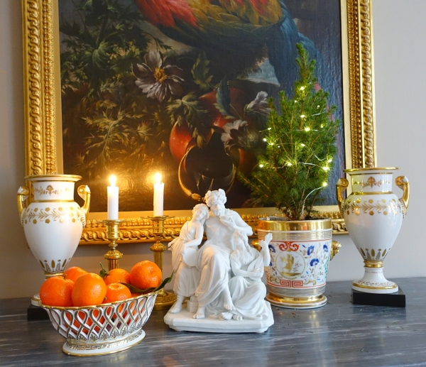 Nast : coupe / corbeille Empire ovale en porcelaine ajourée dorée à l'or fin, signée, début XIXe