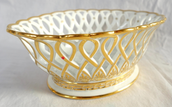 Nast : coupe / corbeille Empire ovale en porcelaine ajourée dorée à l'or fin, signée, début XIXe