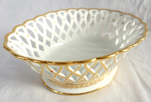 Nast : coupe / corbeille Empire ovale en porcelaine ajourée dorée à l'or fin, signée, début XIXe