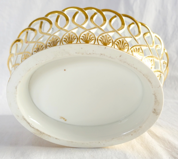 Nast : coupe / corbeille Empire ovale en porcelaine ajourée dorée à l'or fin, signée, début XIXe