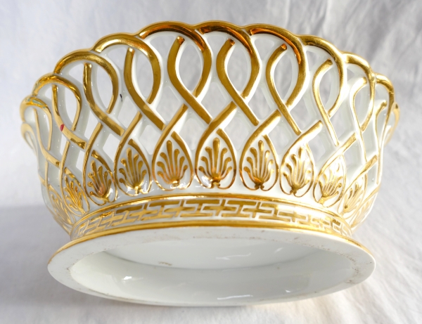 Nast : coupe / corbeille Empire ovale en porcelaine ajourée dorée à l'or fin, signée, début XIXe