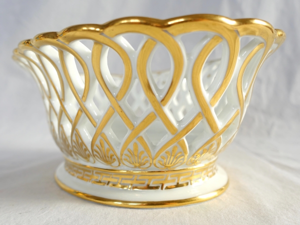 Nast : coupe / corbeille Empire ovale en porcelaine ajourée dorée à l'or fin, signée, début XIXe