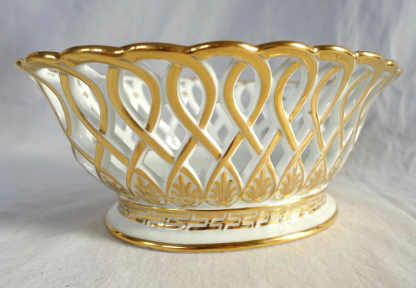 Nast : coupe / corbeille Empire ovale en porcelaine ajourée dorée à l'or fin, signée, début XIXe