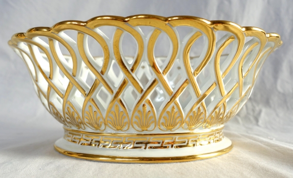 Nast : coupe / corbeille Empire ovale en porcelaine ajourée dorée à l'or fin, signée, début XIXe