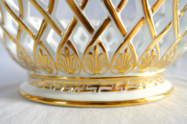 Nast : coupe / corbeille Empire ovale en porcelaine ajourée dorée à l'or fin, signée, début XIXe