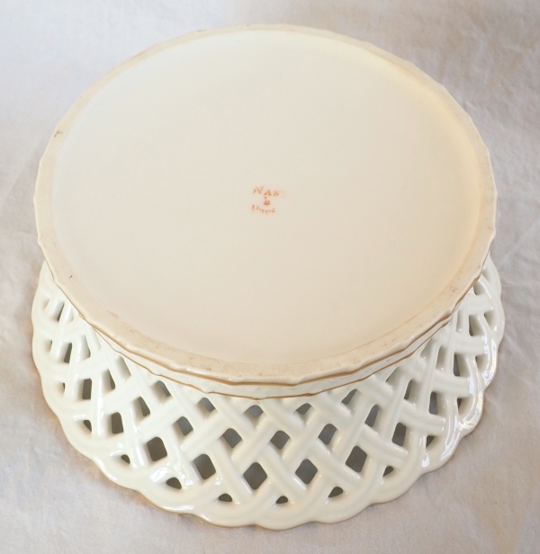 Nast : grande corbeille ajourée d’époque Empire en porcelaine de Paris blanche et or