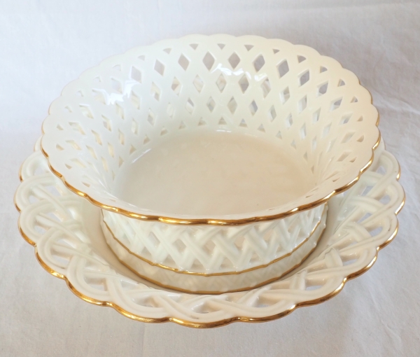 Nast : grande corbeille ajourée d’époque Empire en porcelaine de Paris blanche et or