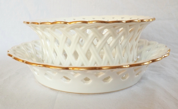Nast : grande corbeille ajourée d’époque Empire en porcelaine de Paris blanche et or