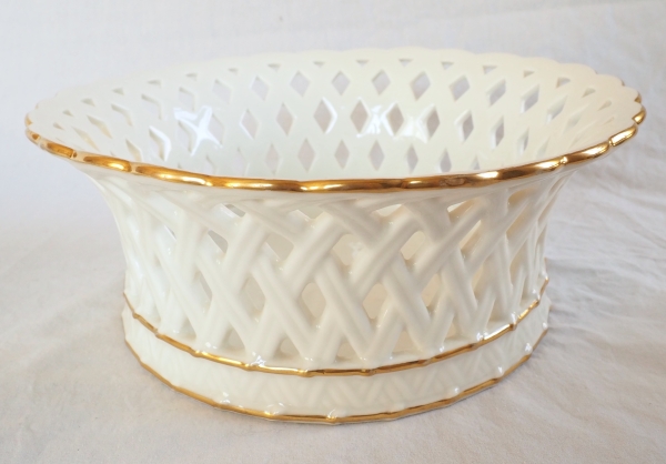 Nast : grande corbeille ajourée d’époque Empire en porcelaine de Paris blanche et or