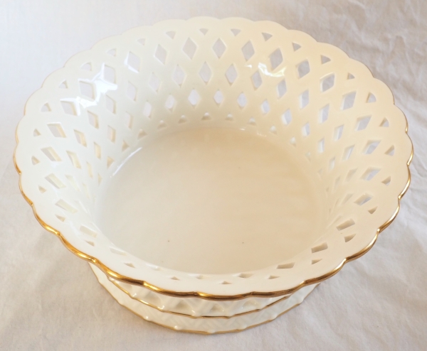 Nast : grande corbeille ajourée d’époque Empire en porcelaine de Paris blanche et or