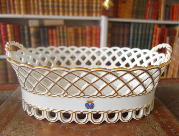 Paris porcelain reticulated cup, coat of arms and crown of count - 19th century