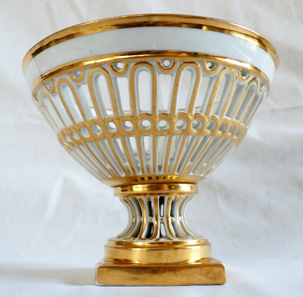 Coupe ajourée en porcelaine de Paris dorée à l'or, époque Empire / Restauration