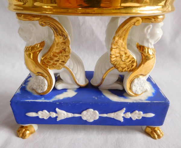 Coupe ajourée Empire aux lions ailés attribuée à Darte - porcelaine de Paris bleu & or, vers 1820
