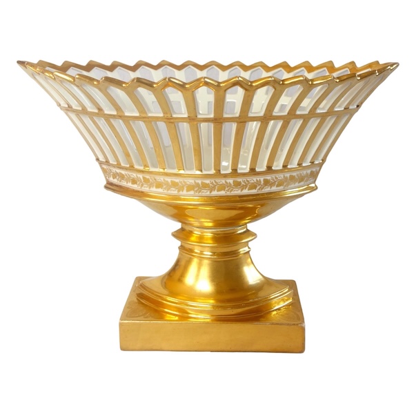 Grande coupe ajourée en porcelaine de Paris dorée à l'or, époque Empire / Restauration