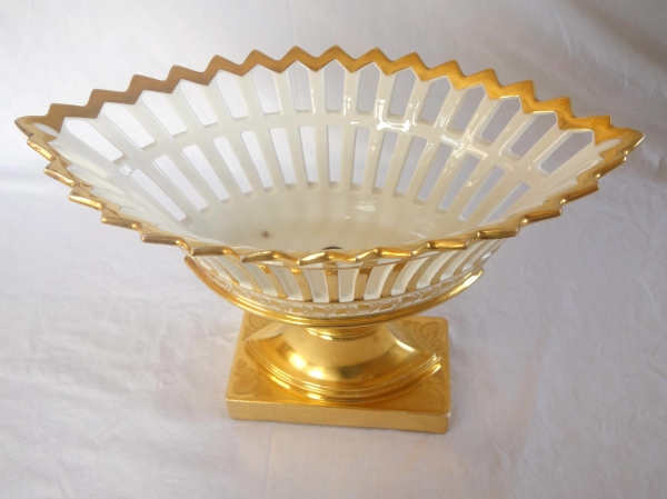 Grande coupe ajourée en porcelaine de Paris dorée à l'or, époque Empire / Restauration