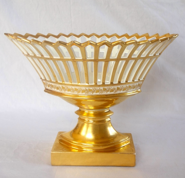 Grande coupe ajourée en porcelaine de Paris dorée à l'or, époque Empire / Restauration