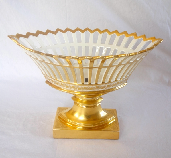 Grande coupe ajourée en porcelaine de Paris dorée à l'or, époque Empire / Restauration