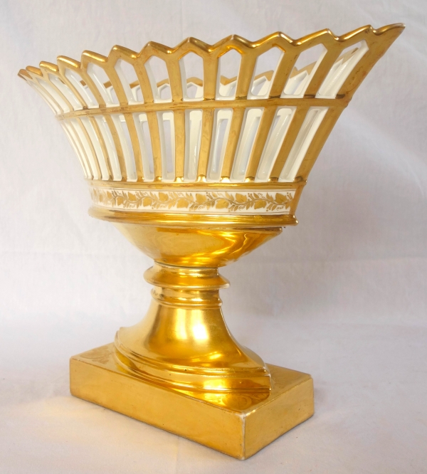 Grande coupe ajourée en porcelaine de Paris dorée à l'or, époque Empire / Restauration