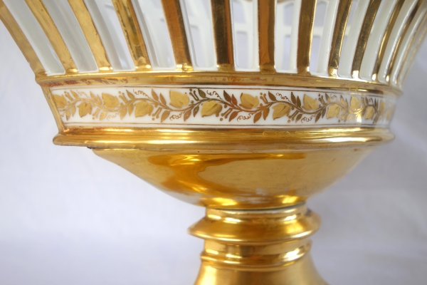 Grande coupe ajourée en porcelaine de Paris dorée à l'or, époque Empire / Restauration
