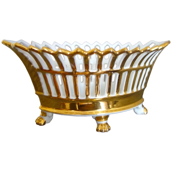 Coupe ajourée de forme navette, porcelaine de Paris dorée à l'or, époque Empire / Restauration